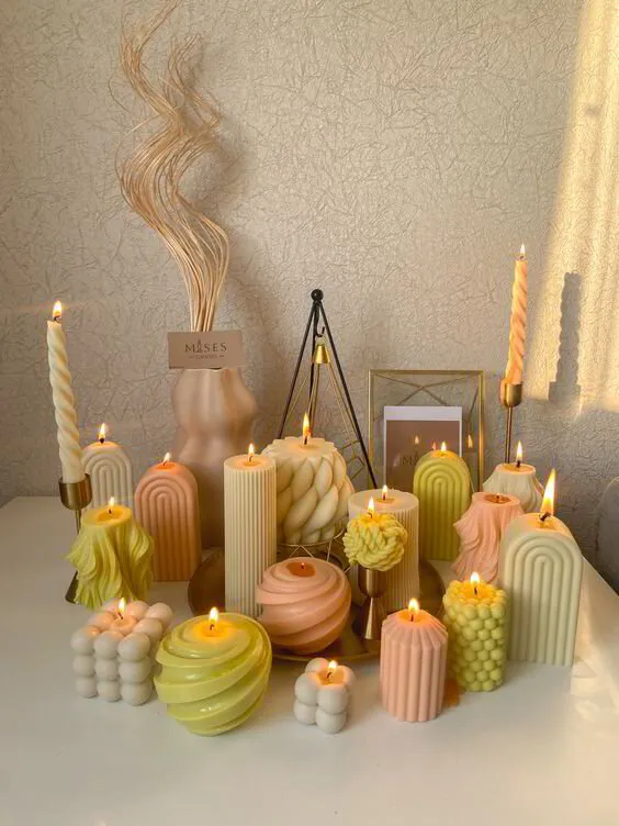 Colección de velas artesanales de colores sobre una mesa