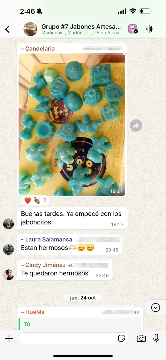 Mensajes de alumnas mostrando sus velas y jabones en la comunidad del programa